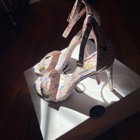 Open toe floral print heels , great for spring - Picture 2 of 2